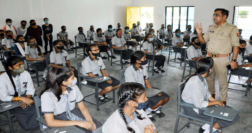 चुप्पी तोड़ें और खुलकर बोलें लड़कियां, ना सहें गलत व्यवहार चुप्पी तोड़ें और खुलकर बोलें लड़कियां, ना सहें गलत व्यवहार